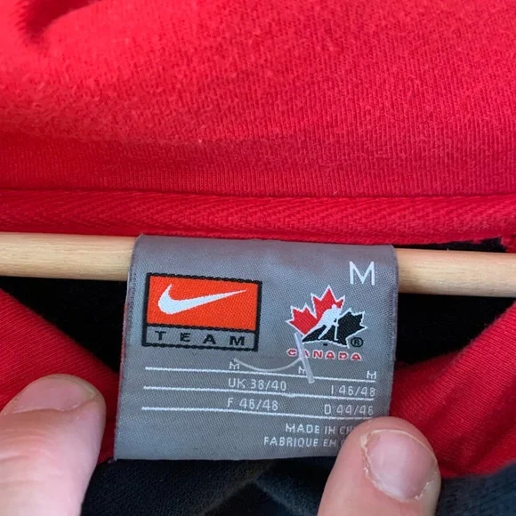 Vintage Nike Team Canada Hockey Hoodie 🇨🇦 - Picture 4 of 4